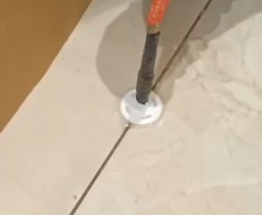 东昌瓷砖空鼓维修公司专业解答瓷砖在铺贴过程中，如果没有涂抹均匀到位的粘结材料（如水泥砂浆或瓷砖胶），可能会导致以下问题